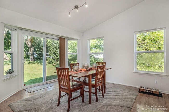 Building Photo - 4267 Knollcrest Dr