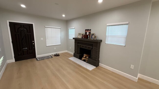 Building Photo - EPIC REA: Charming 2 Bed/ 1 Bath Home in Oakland’s Foothill Neighboorhood