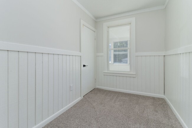 Building Photo - Renovated 2 Bedroom Home!