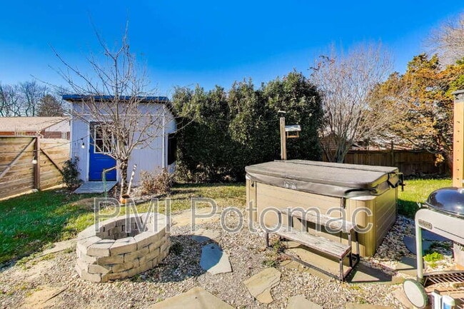 Building Photo - 1915 Henry Rd