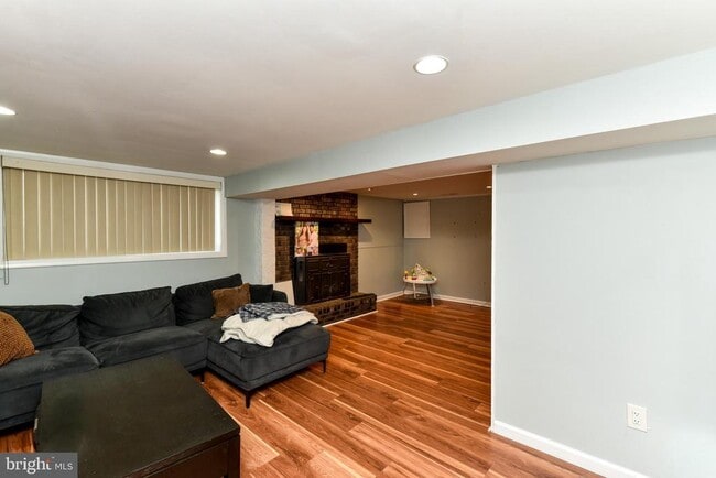 Building Photo - 722 Glenside Dr