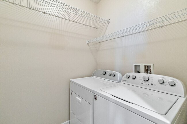 Building Photo - Beautiful 2/2.5 Townhome W/ 1 Car Garage L...