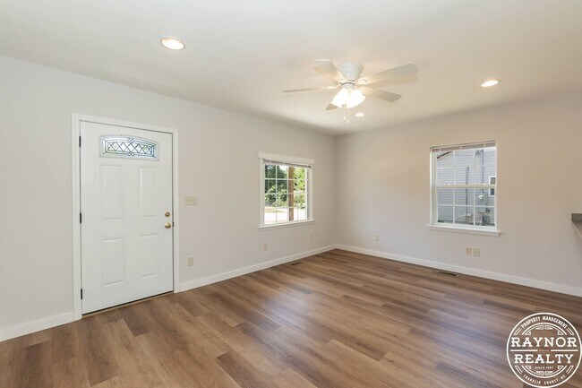 Building Photo - Practically New!