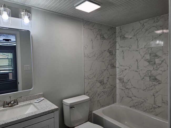 Building Photo - 723 Alamo St