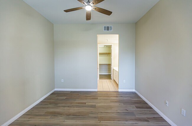 Building Photo - Top Floor 2 Bedroom Condo Located in Manha...
