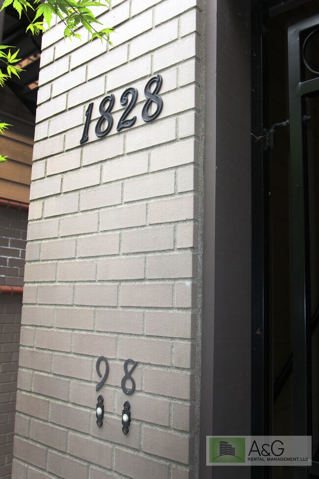 Building Photo - Charming 1-Bedroom Condo with Garage in Prime Goose Hollow Location