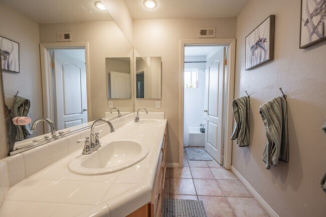 Building Photo - Resort-Style Encinitas Estate with Pool UNFURNISHED