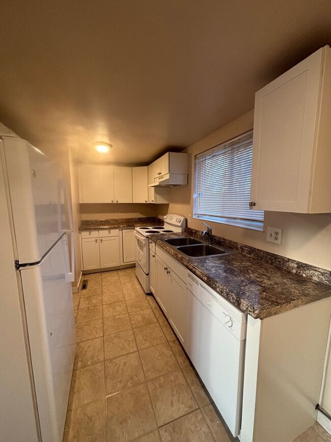 Building Photo - 3 Bed / 1 Bath Near I-25 and S. Academy - ...