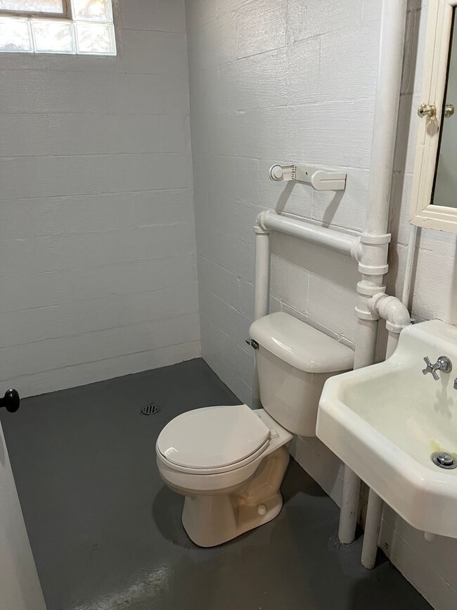 Building Photo - **BEAUTIFULLY REMODELED 3-BEDROOM/1.5 BATH HOUSE IN NORTH COLUMBUS!!**