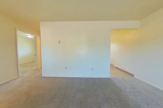 Building Photo - 2 Bedroom Apartment ~ Close to Campus ~ Sm...