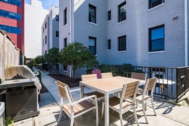 Building Photo - Lovely 1 Bedroom in Columbia Heights - A f...