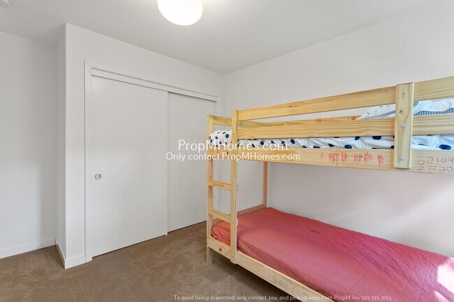 Building Photo - Mid-Century Modern Three Bedroom in Happy Valley!