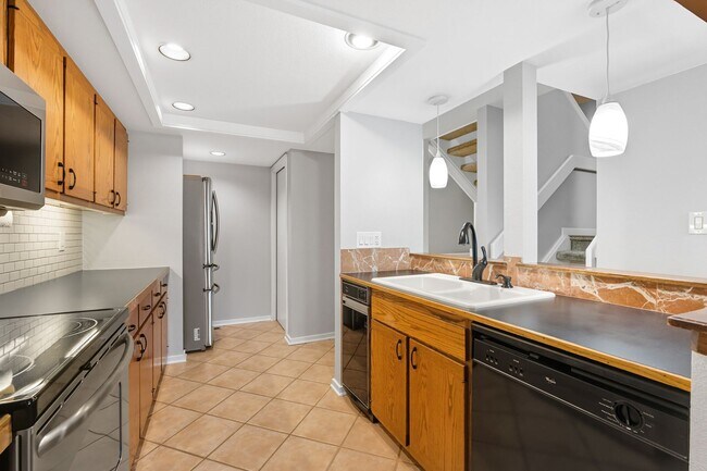 Building Photo - Lakeside living in 3-bedroom, multi-story ...