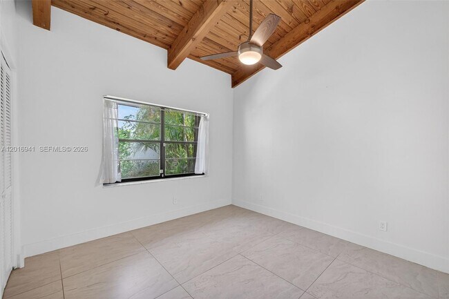Building Photo - 2619 Parkview Dr S