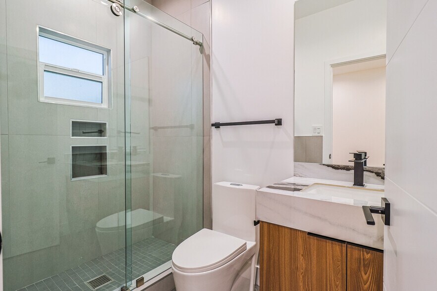 Building Photo - 4848 W 17th St