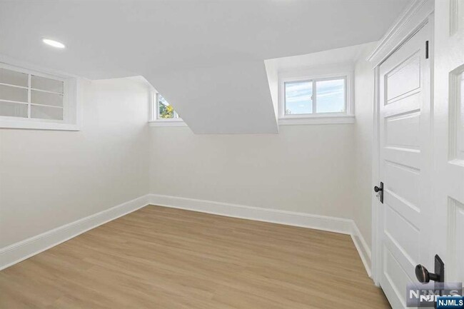 Building Photo - 101 2nd St