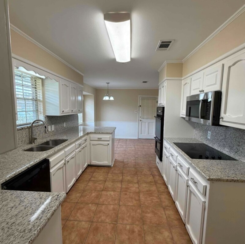 Building Photo - 3011 Cavalier Dr