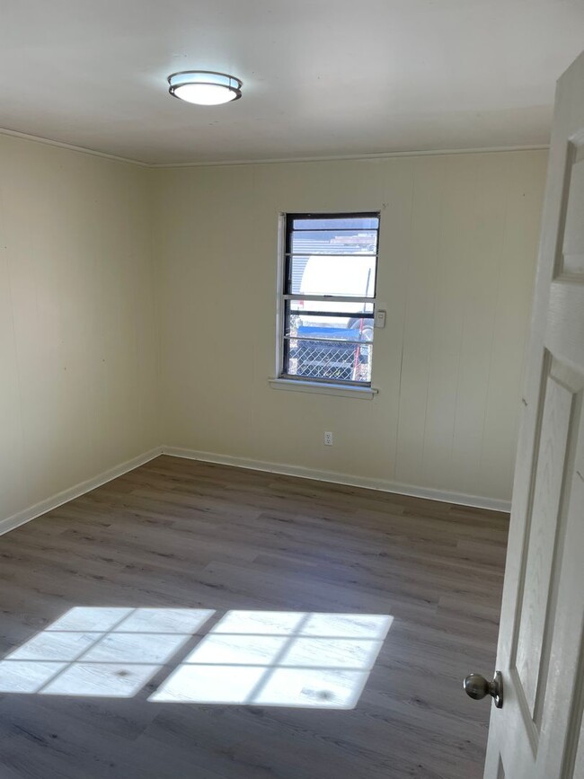 Building Photo - Remodeled 2 Bedroom Home