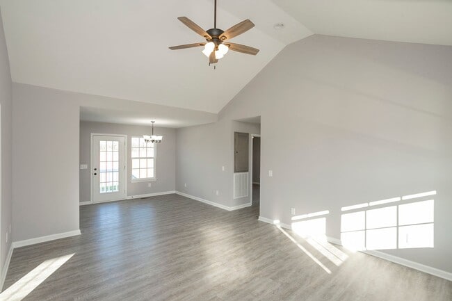 Building Photo - 123 Vanatta Rd