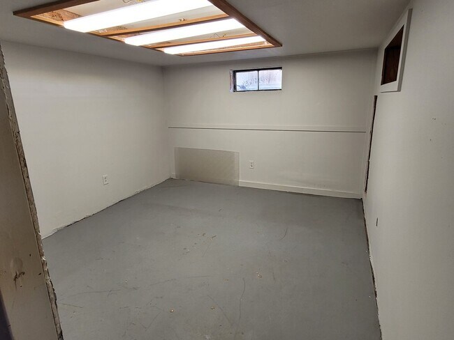Building Photo - CHRISTMAS SPECIAL DECEMBER RENT 1/2 OFF - House with Full Basement