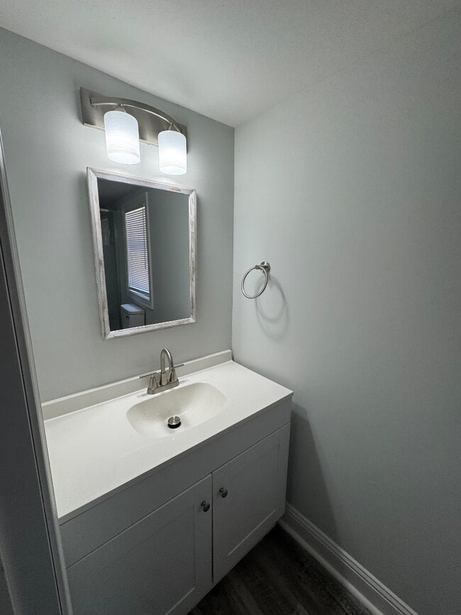 Building Photo - 5163 Clifton Dr