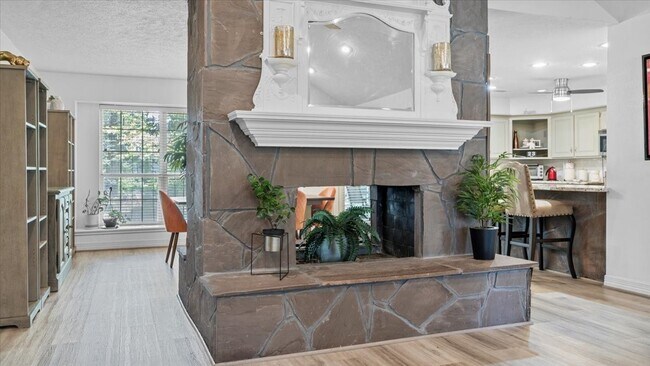 Building Photo - 9502 Rolling Oaks