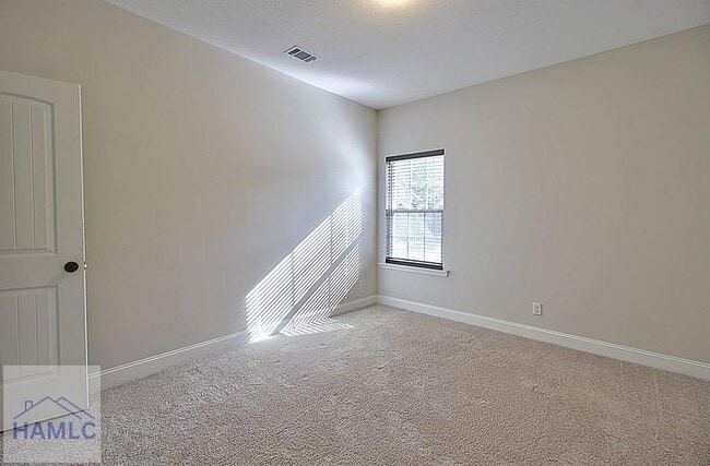 Building Photo - 220 Fairview Dr NE