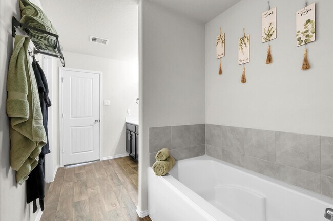 Building Photo - 8207 Amaryllis Ct