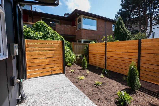 Building Photo - New Modern Ballard Townhouse | 3BR/2BA | Private Patio & Backyard