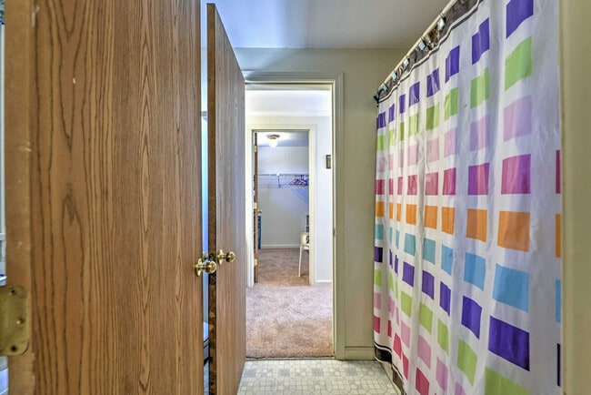 Building Photo - 352 Shore Rd