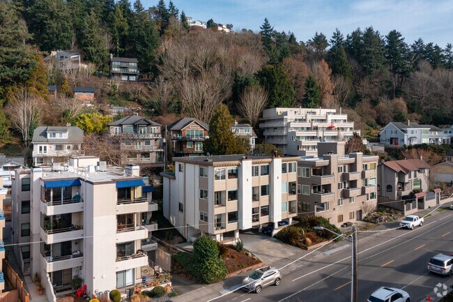 Building Photo - 4224 Beach Dr SW