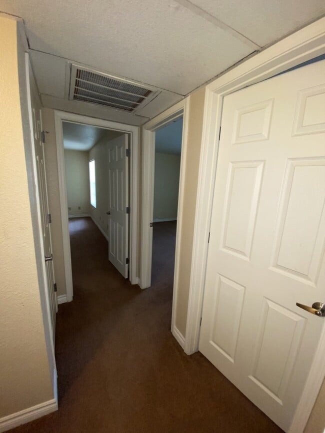 Building Photo - 3 Bedroom 2 bath condo located on second floor.