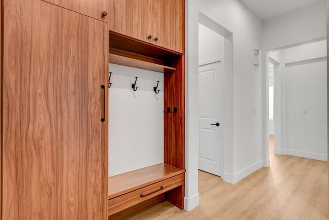 Building Photo - Popular Seven Hills Area, 1-Story, Complet...