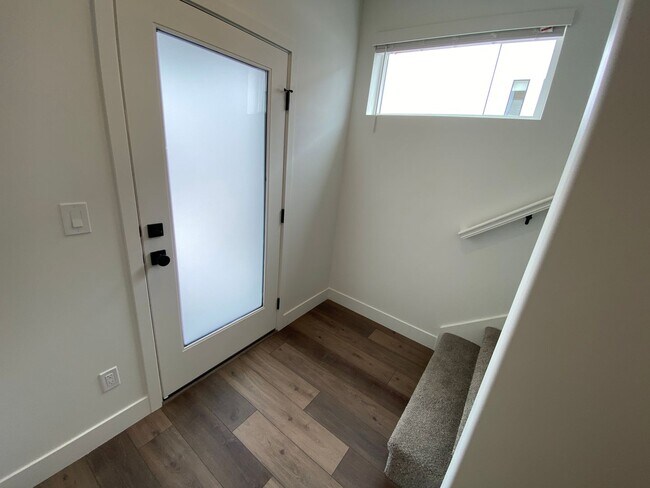 Building Photo - Beautiful Newer Rockwell Ranch Townhome (End Unit)