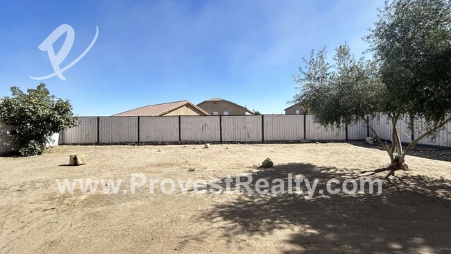 Building Photo - 5 Bedroom, 3.5 Bathroom Victorville Home w...