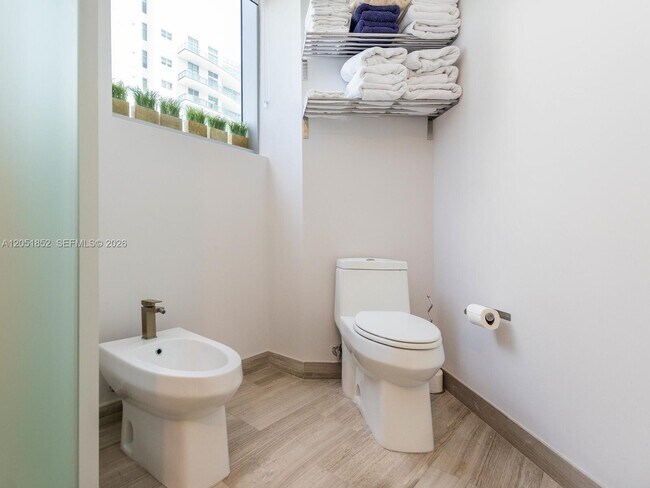 Building Photo - 1300 Brickell Bay Dr