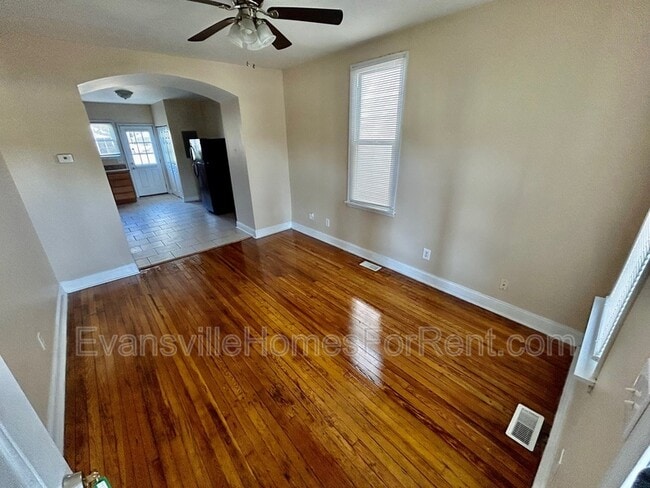 Building Photo - 1614 E Division St