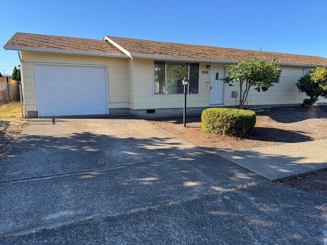 Primary Photo - 2 bedroom 1 bath duplex in Springfield!