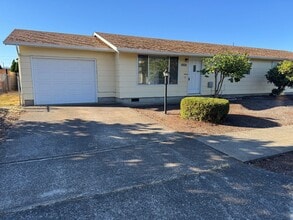 Building Photo - 2 bedroom 1 bath duplex in Springfield!