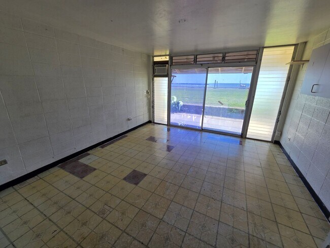 Building Photo - Ground floor Beach front Studio - Pokai Bay Beach Cabanas