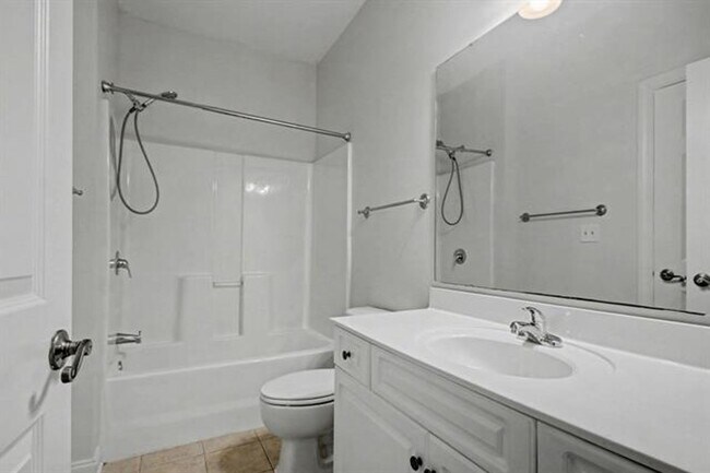 Building Photo - 3BD, 2BA condo with All Utilities included