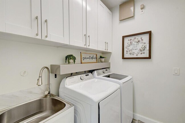 Building Photo - 6041 SW 195th Ave