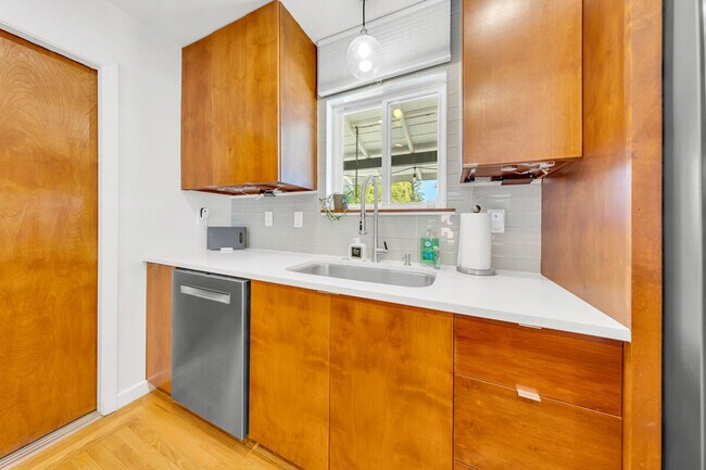 Building Photo - 6836 S Land Park Dr