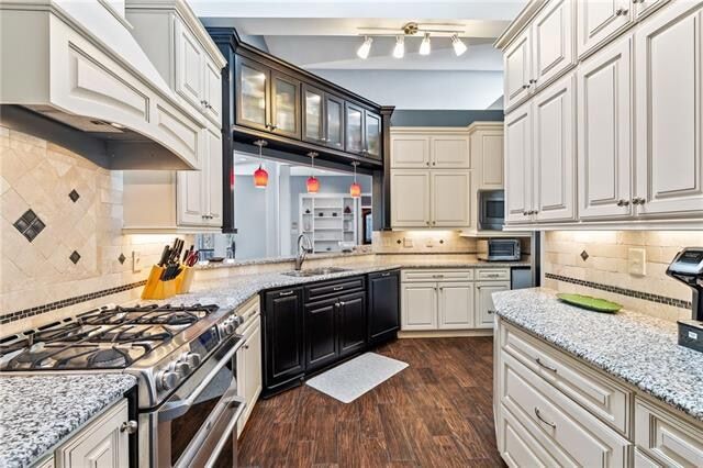 Building Photo - 633 Village Ln N