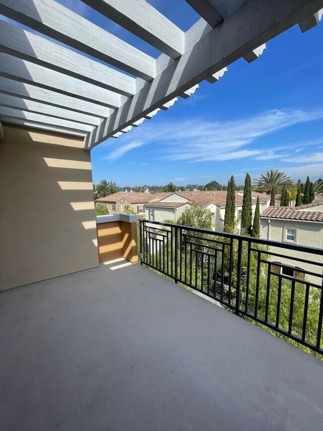 Building Photo - Adorable 1BR Condo in Carmel Valley with W...