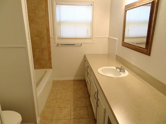 Building Photo - Home Located Minutes From Elementary & Restaurants!