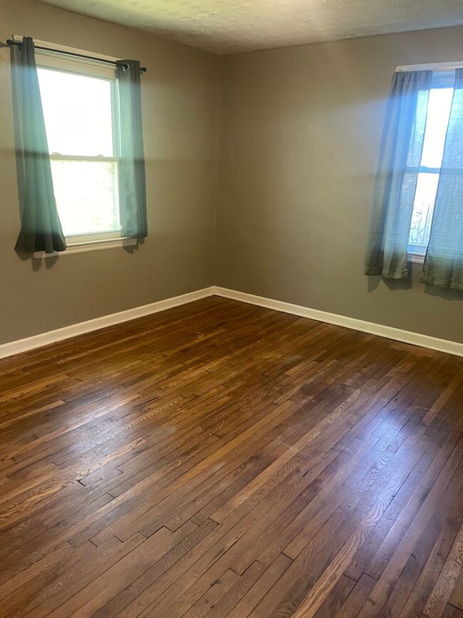 Building Photo - Knoxville 37920 - Adorable 2 bedroom 1 bath home in the Heart of South Knoxville-Pet Friendly - C...