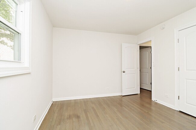 Building Photo - Dog-Friendly Apartment With Ting Fiber Int...