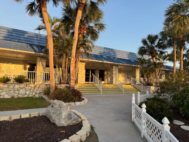 Building Photo - "Charming 2-Bed Furnished Annual Retreat in Venice, FL – Your Cozy Home Awaits!"