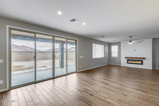 Building Photo - 17635 W Red Fox Rd